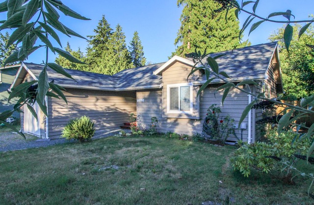 Dog-friendly home with free WiFi & a full kitchen - walk to the ferry & beach