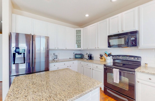 Dog-friendly home with hot tub, enclosed yard, fireplace, washer/dryer, & AC