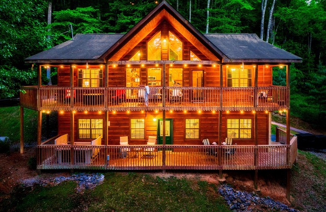 Dog Friendly, Hot Tub, Easy Drive, Pool Table, HUGE Gameroom, Arcade, Yard,