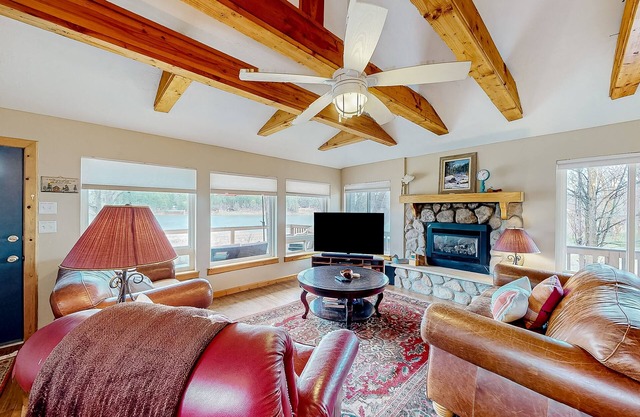 Dog-friendly house with lake & mountain view, fireplace, balcony & gas grill