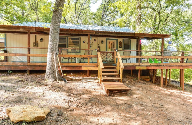 Dog-Friendly Kingston Cabin w/Wraparound Deck!