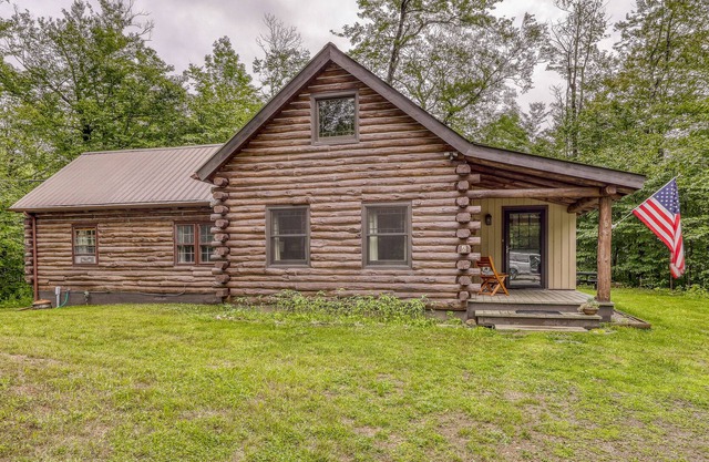 Dog-friendly log cabin w/ fireplace & WiFi - close to skiing, shopping & dining