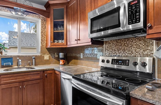 Dog Friendly North End Cottage with 2 Bikes & Lovely Back Deck! +Off-street Parking in Garage!