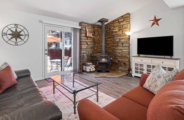 DOG FRIENDLY! PERFECT for A FUN Fam + Friends Get Away in the West. Ping Pong, Corn Hole, + More!