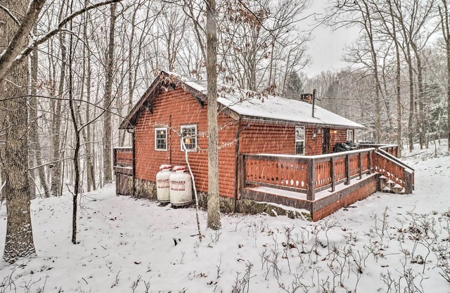 Dog-Friendly Poconos Cabin ~ 15 Mi to Skiing!