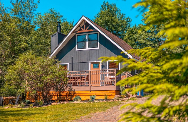 Dog Friendly Poconos Chalet with Fireplace. Close to Lakes, skiing & Kalahari