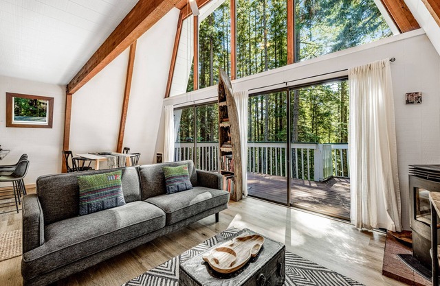 Dog-friendly private getaway close to Anchor Bay Beach, Gualala River and more
