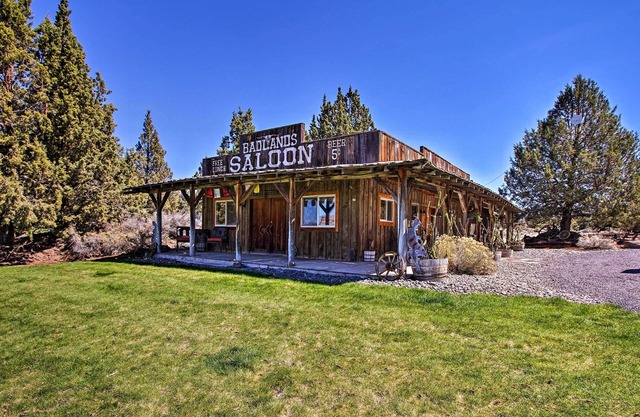 Dog-Friendly Ranch Cottage w/Yard ~ 13 Mi to Bend