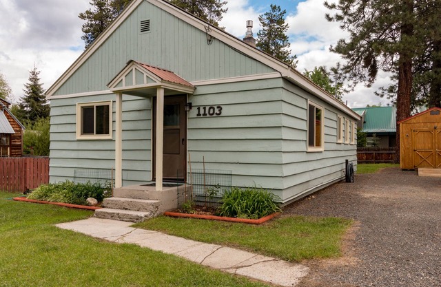 DOG FRIENDLY REMODELED CABIN STEPS TO DOWNTOWN WITH PRIVATE FENCED YARD