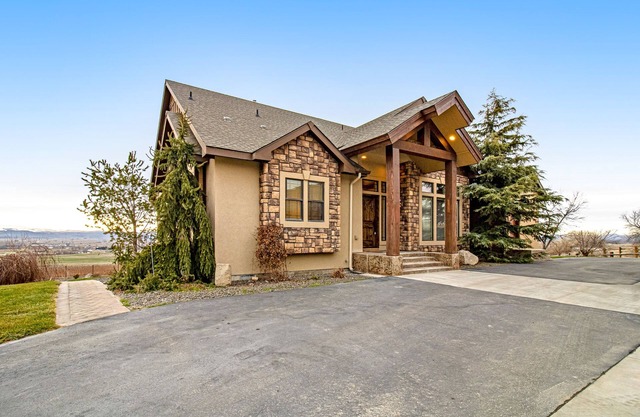 Dog-Friendly Retreat on Vineyard w/Deck, Enclosed Yard & Fast WiFi