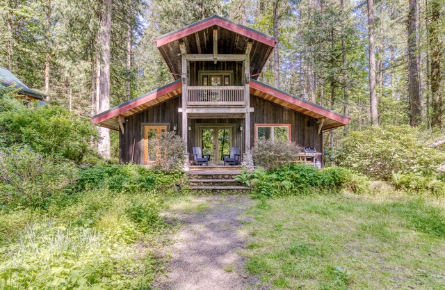 Dog-Friendly Riverfront Gem w/a Private Hot Tub, Gas Fireplace, & Free WiFi