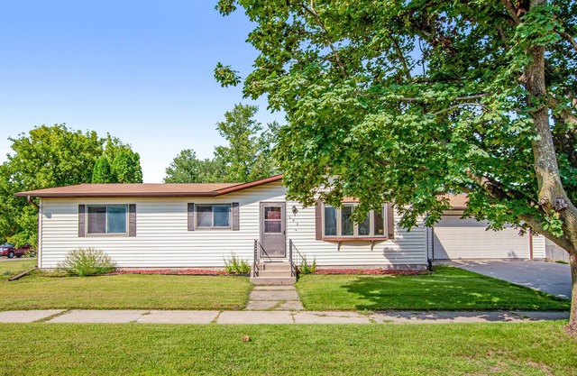 Dog-friendly, river view home with gas grill, fast WiFi, picnic table & deck