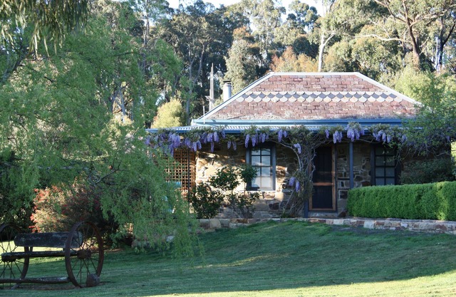 Dog-friendly studio close to Daylesford - The Stoney at Hollow Log Estate