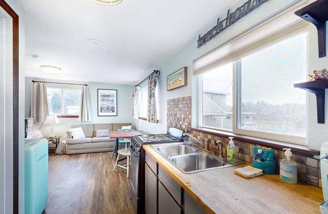 Dog-friendly studio cottage with hot tub - walk to the beach