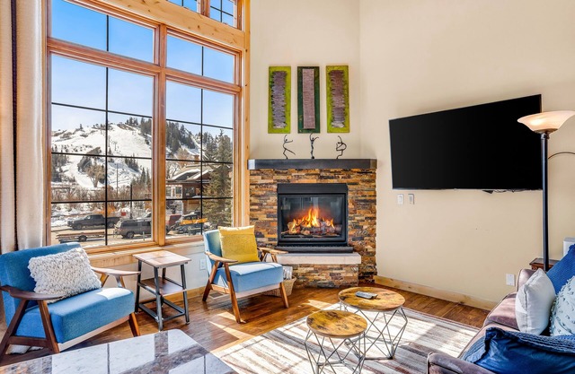 Dog-friendly Alpenglow townhome with gas fireplace, fast WiFi & great location