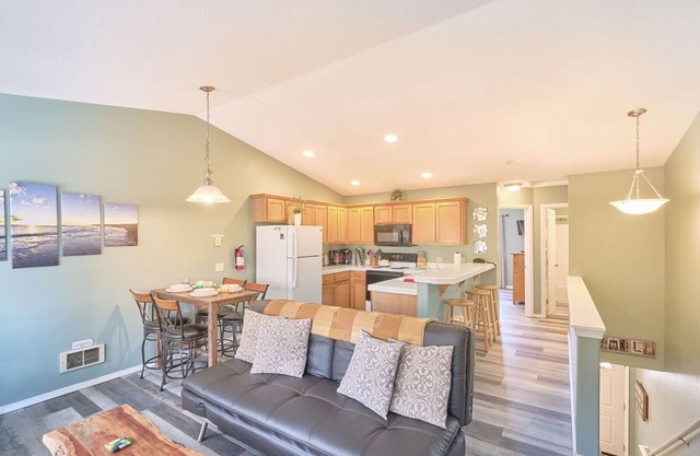 Dog-Friendly, Walk to beach/downtown (Suite)