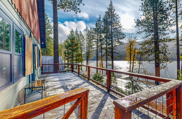 Dog-friendly waterfront cabin w/lake views & access - close to slopes