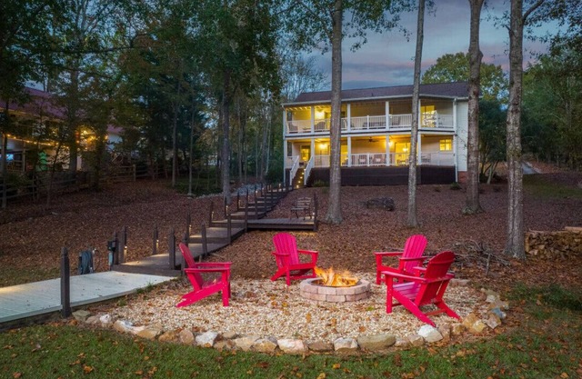 Dog Friendly with 4 Master Suites, Dock, Fire Pit