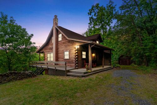 Dog Friendly with Fire Pit and Yard by the River