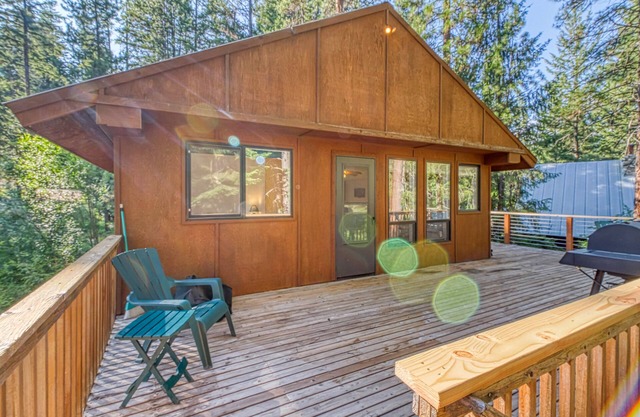 Dog-friendly woodland cabin w/deck & private game room - walk to the river