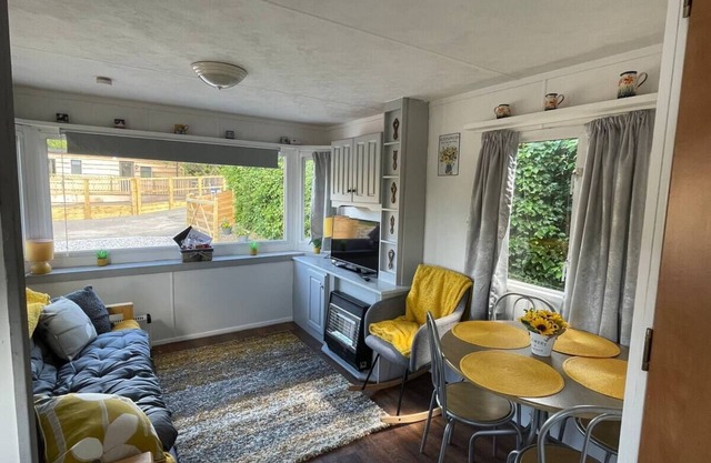 Dog/Pet Friendly Fenced Garden at Rural Farm but Central Location to all Coasts