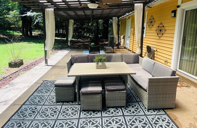 Dogs welcome 3Bd/2BA fenced in with a king bed -15 min to uptown!