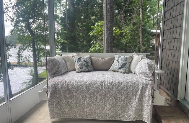 Dogwood Cottage at Lake Jordan with boat dock/hot tub lakeside/RV parking spot