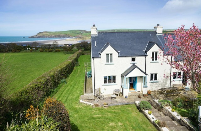 Dolawel, Newport - Six Bedroom Cottage, Sleeps 10