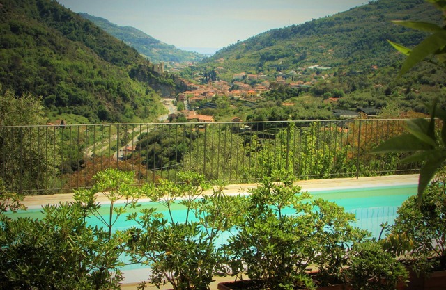 DOLCEACQUA HOLIDAY HOUSE BETWEEN OLIVE OLIVES AND VIEWS TO THE SEA