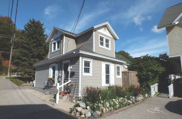 DOLL HOUSE! 1 BDR - 1 Block to Main Street Shops!