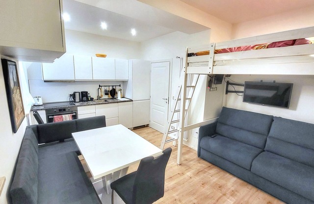 Dolomiti 1 studio apartment, center, WLAN, Smart TV, air conditioning