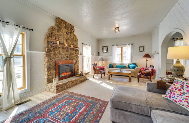 'Dolorable' Home w/Yard - Walk to River!