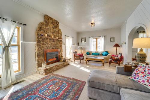 Dolorable Home with Yard - Walk to River!