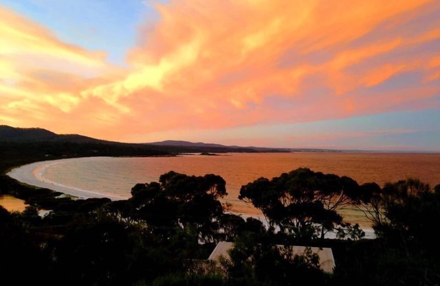 DOLPHIN LOOKOUT COTTAGE Overlooking Binalong Bay
