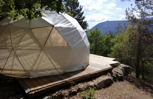 Dome géodésique ou tente bulle in paradise avec piscine