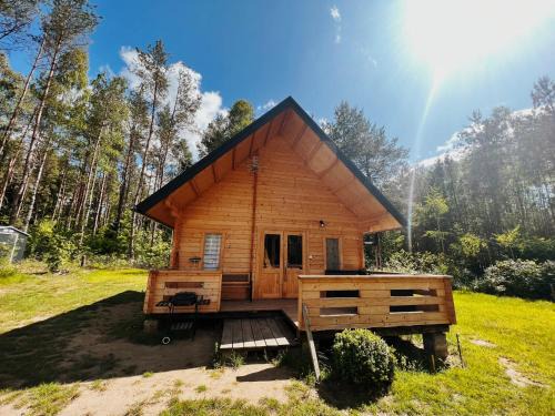 Domek z balią w lesie na Mazurach