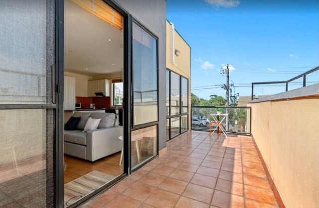 Domi Rentals - The Black Rock Apartment
