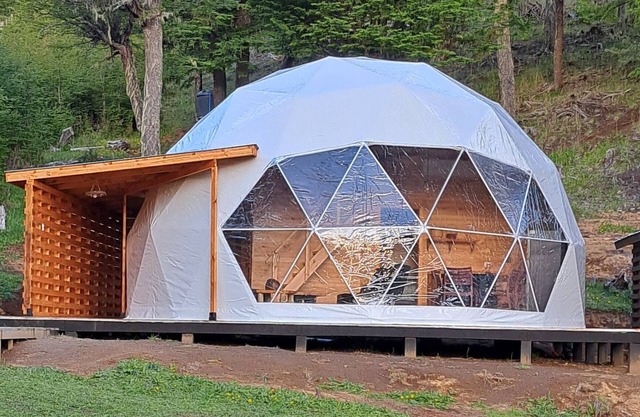 Domo equipado para 5 personas en la naturaleza a 25 min de aeropuerto y ciudad