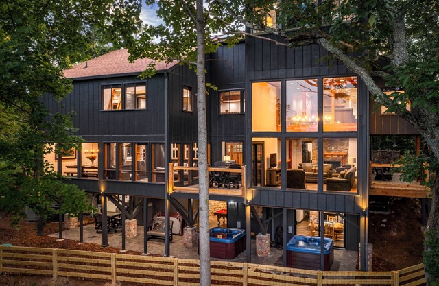 Don't Miss Out! BOOK TODAY - Sleeps 24 - 6 King Suites - 2 Hot Tubs - Fire Pit