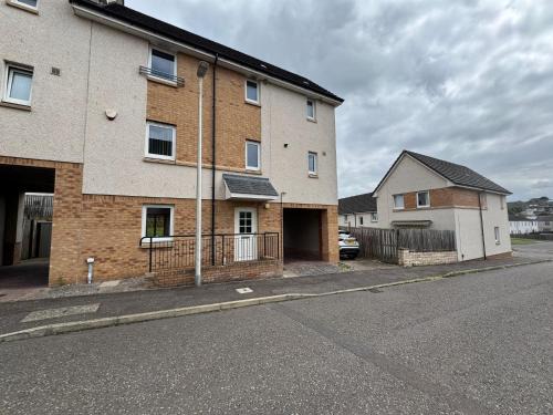 DONALD'S Townhouse - INVOICE and REDUCED PRICE only via ORION SHORT STAYS DUNDEE, 4 Room, 3 bath, Ring Road Access, Fully Equipped, Free Parking - Freshly Renovated