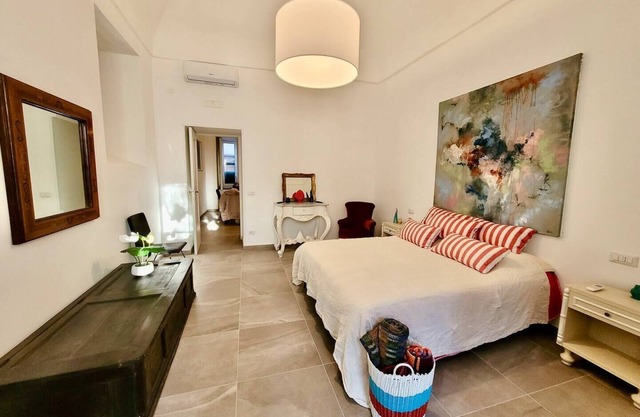 Donna Rebecca, apartment in fine building with garden