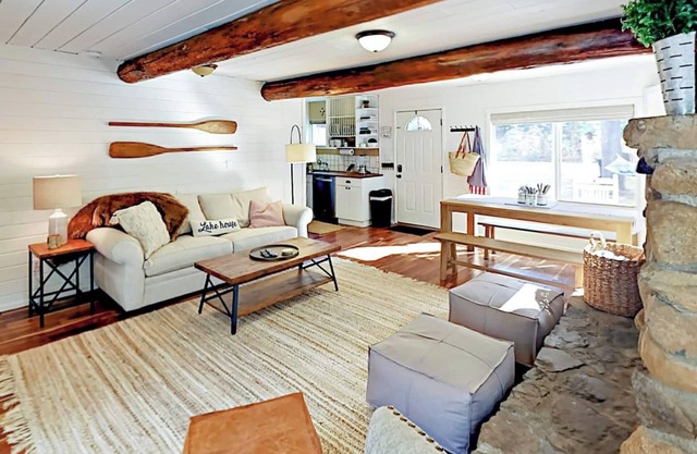 Donner Lake Cottage | Walking Distance to West End Pub!