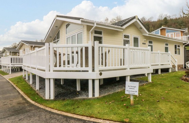 DONO'S LODGE, pet friendly, with a garden in Kilgetty