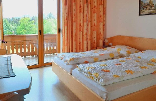 Doppelzimmer mit Balkon, Dusche, WC - Pension Hecher