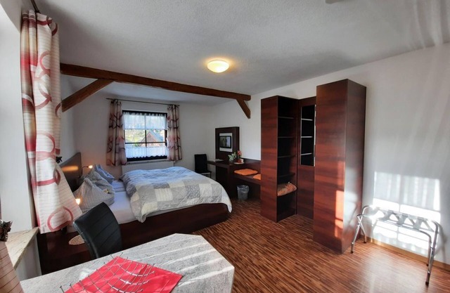 Doppelzimmer, Dusche, WC, Hoher Berg - Ferienhof Wilfert