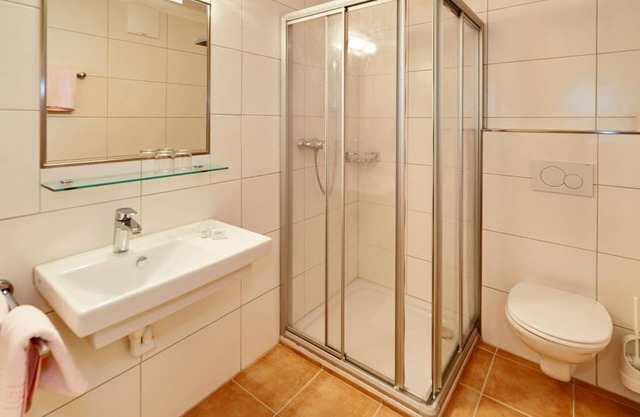 Doppelzimmer mit Du od. Bad, WC, TV, Tel - Hotel-restaurant Schwaiger