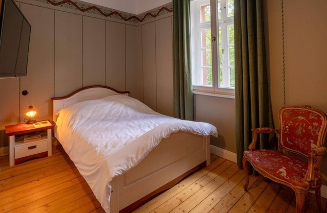 Doppelzimmer mit Wandverzierung - Museumsbahnhof Ahütte