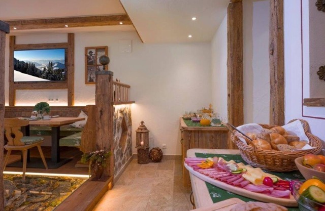 Doppelzimmer + Schlafcouch mit Dusche, WC - Gästehaus - Pension Hölzl