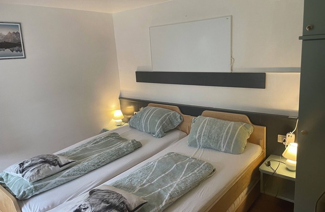 Doppelzimmer Stieflberg mit Dusche Toilette und Frühstück