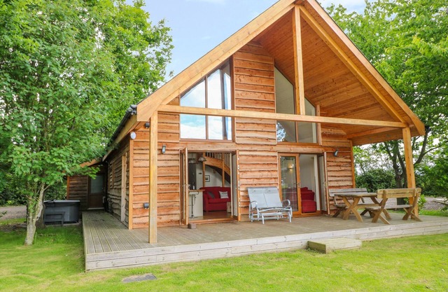 DORADO LODGE, pet friendly, with hot tub in Thorpe-On-The-Hill